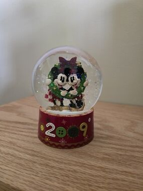 Disney Store Mickey and Minnie Mouse Christmas snow globe